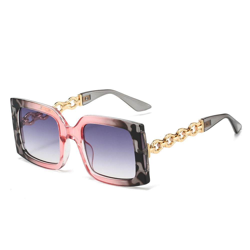 Ladies elegant sunglasses with luxurious chain details Bowlift