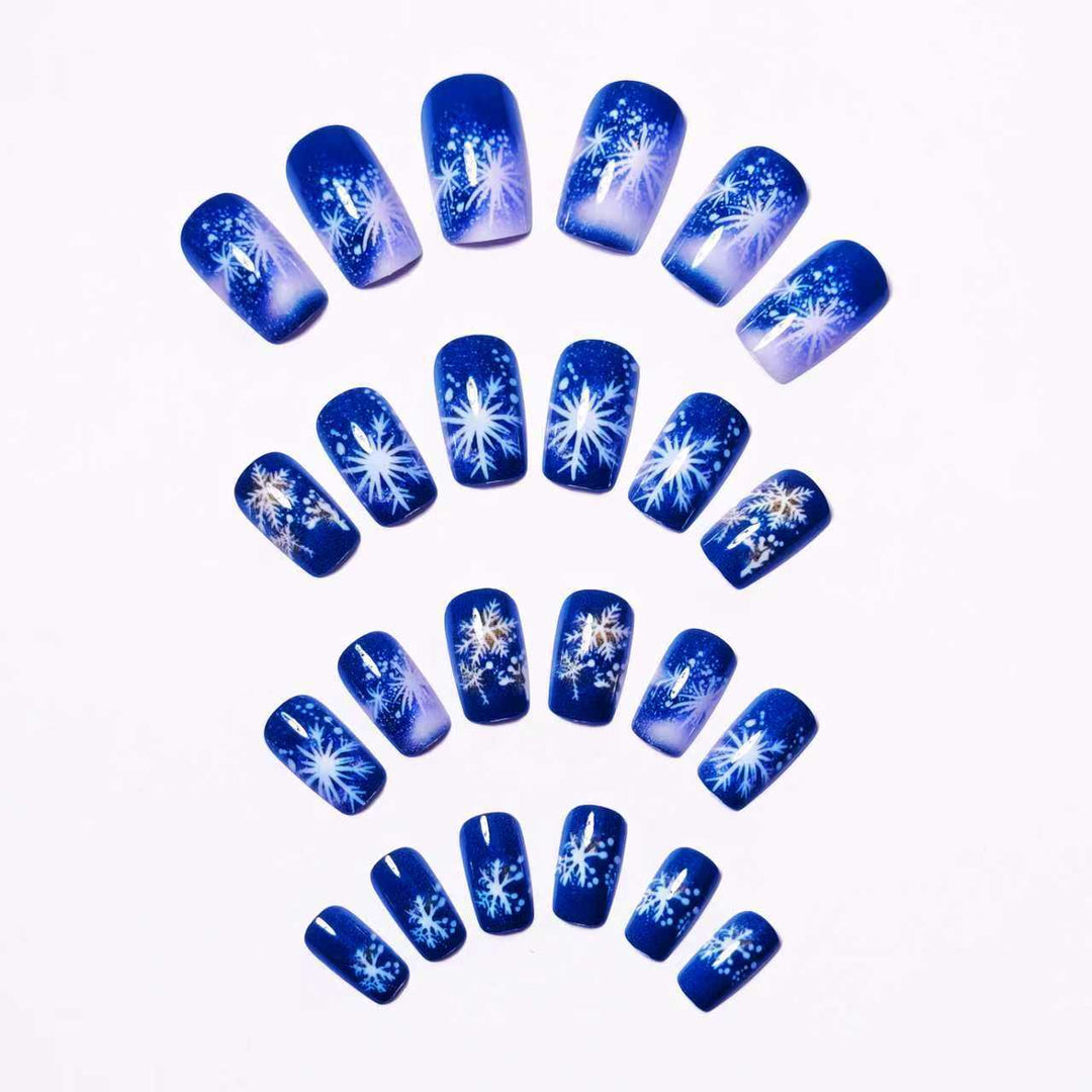 Artificial nails with shimmering winter design Bowlift