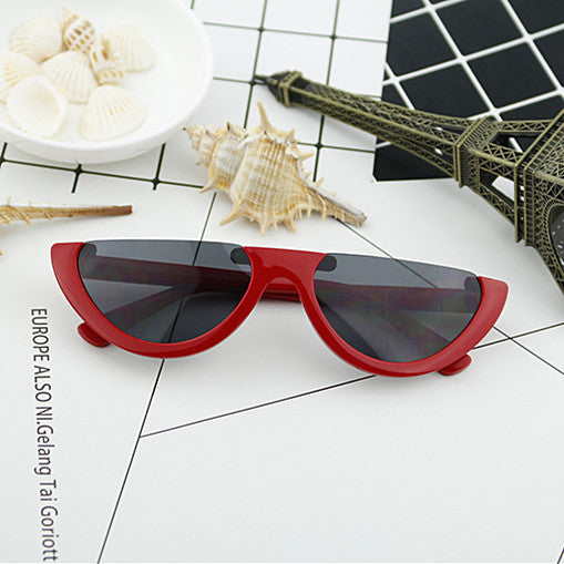 Women Cat-Eye Glasses with distinctive frame and mirrored lenses Bowlift