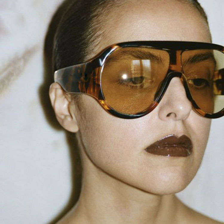 Women's oversized sports sunglasses in retro-inspired design Bowlift