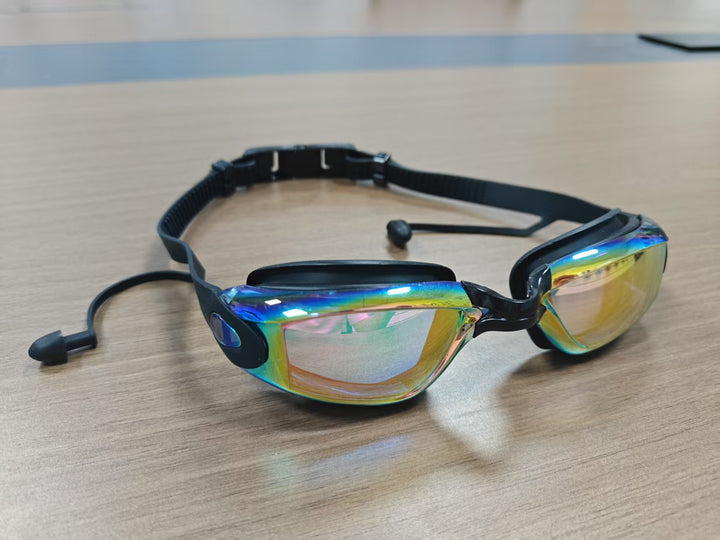 Swim goggles with UV protection and anti-fog Bowlift