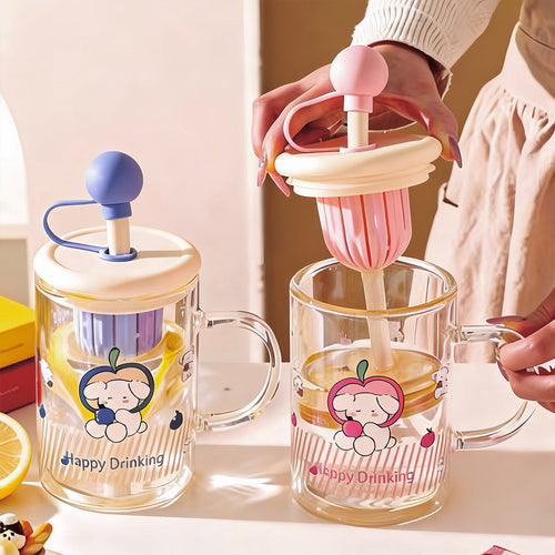 Ladies drinking glass with creative silicone lid and integrated straw Bowlift