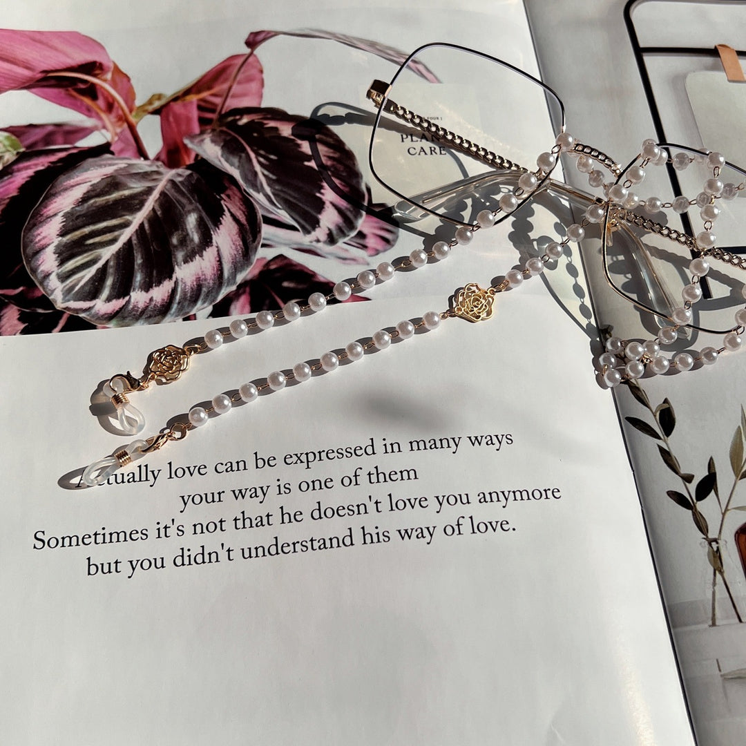 Elegant Pearl and Gold-Accented Eyewear Chain Bowlift