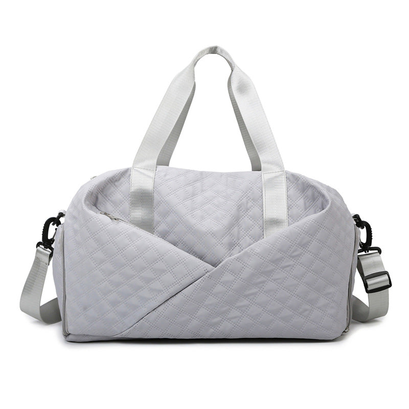 Sporty travel bag with elegant quilted pattern Bowlift