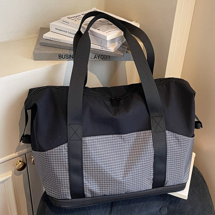Multifunctional sports and travel bag with innovative compartment arrangement Bowlift