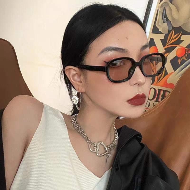 Women's stylish sunglasses in modern oval design Bowlift