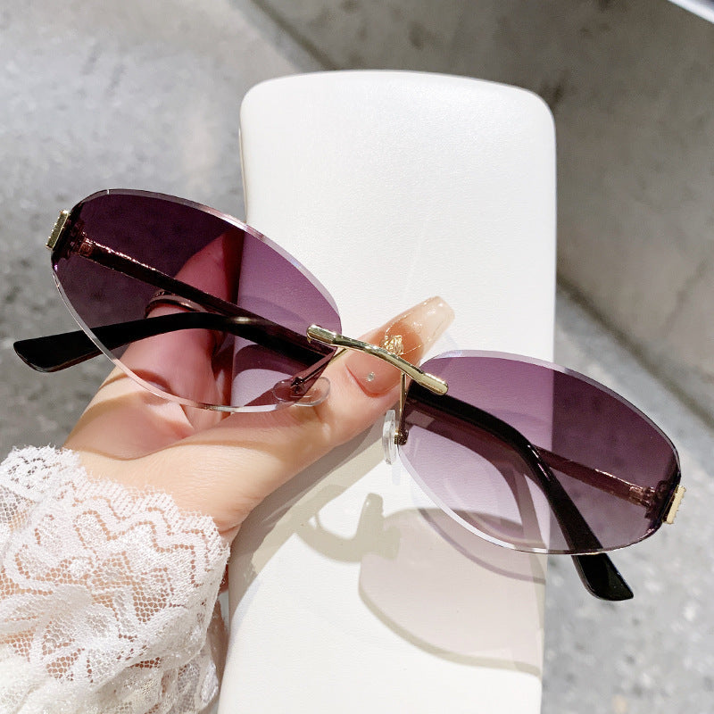 Ladies sunglasses in modern oval design with contrasting frame Bowlift