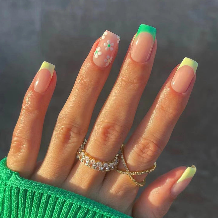 Artful nail extensions with an elegant leaf pattern Bowlift