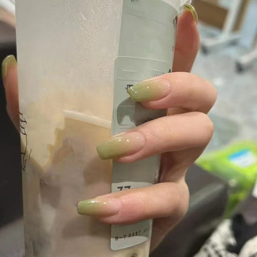 Elegant and high-gloss gel nails Bowlift