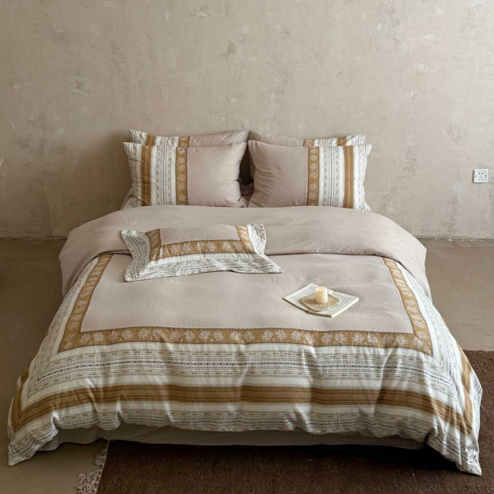 Bedding set in linen look with decorative border and reversible function