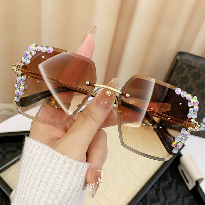 Ladies sunglasses with extravagant rhinestone frame Bowlift