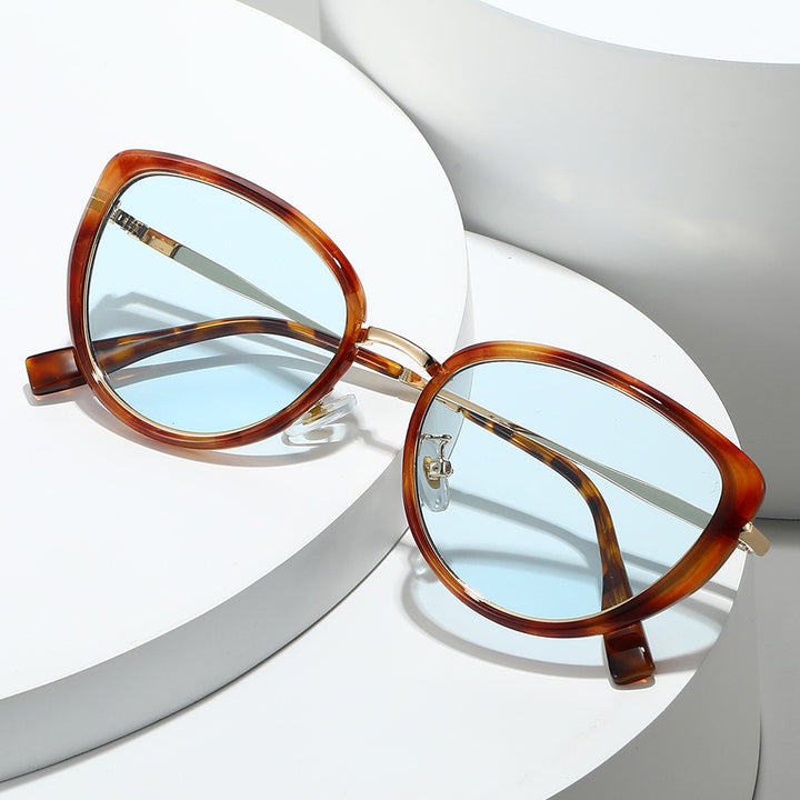 Fashion-Forward Cat-Eye Sunglasses with Trendy Tortoiseshell Frame Bowlift