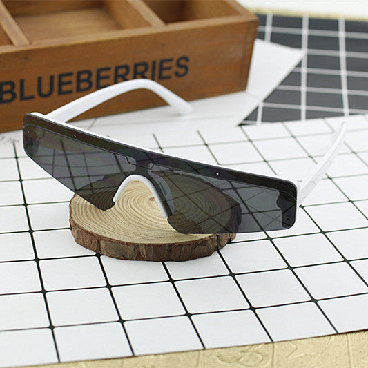 Ladies Sporty Oversized Sunglasses Bowlift