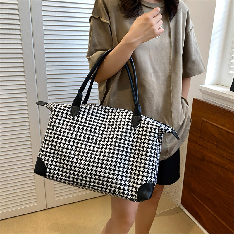 Fashionable handbag in timeless houndstooth pattern Bowlift