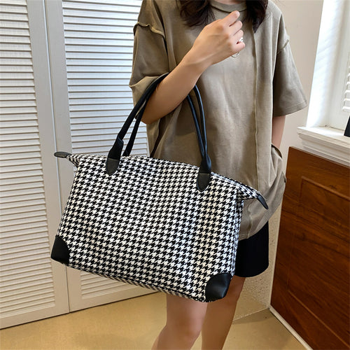 Fashionable handbag in timeless houndstooth pattern Bowlift