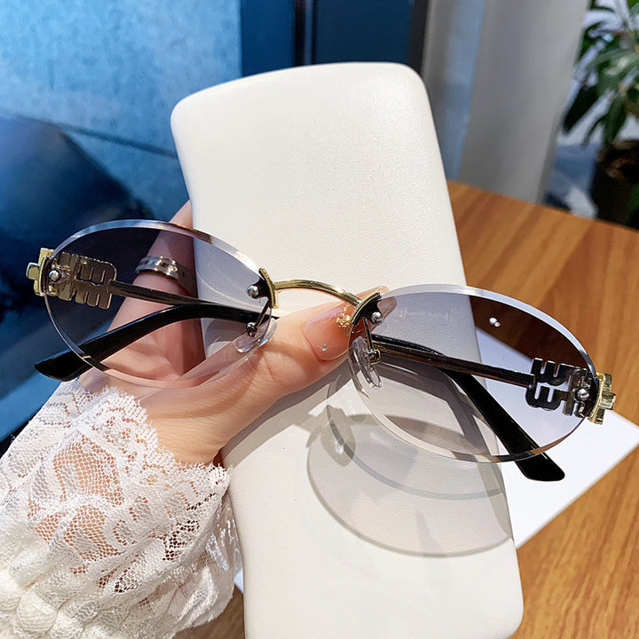 Ladies fashionable sunglasses in elegant oval design Bowlift