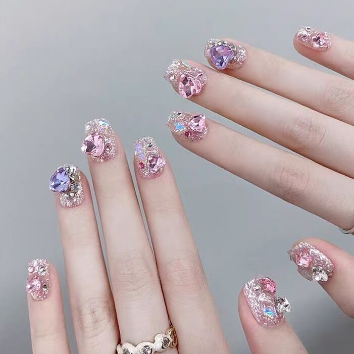Artistic Floral-Embellished Press-On Nail Art Bowlift