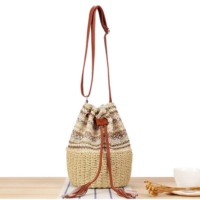 Shoulder bag made of hand-woven natural material with stylish leather accents Bowlift
