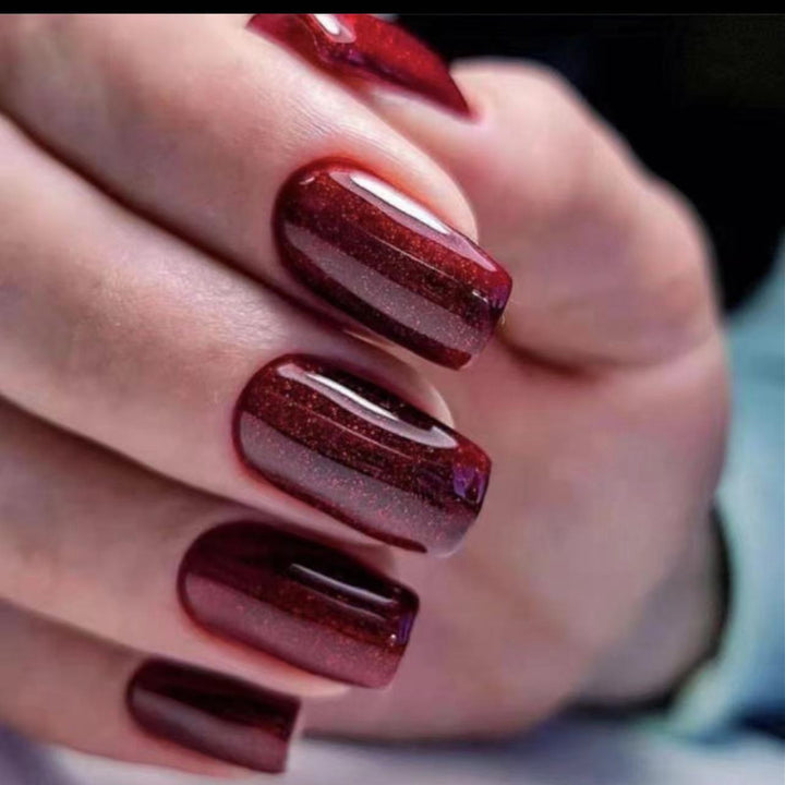 Artificial nails with intense shine and glitter accents Bowlift