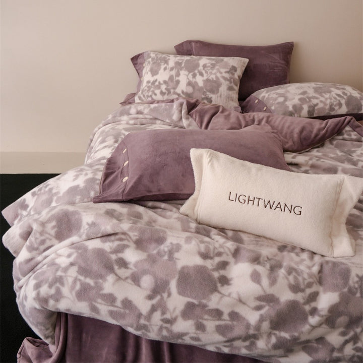 Reversible bedding set made of soft microfleece with floral pattern and pillowcases
