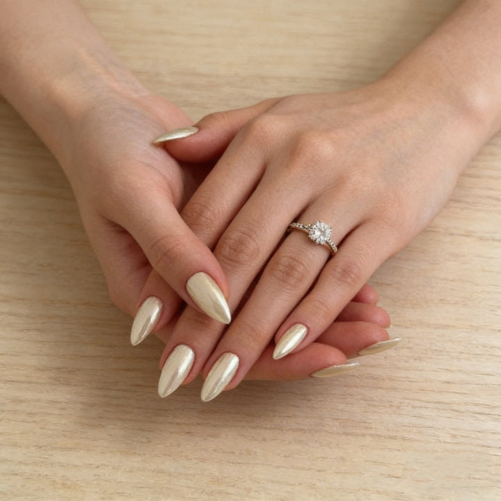 Elegant Artificial Nails in Shimmering Metallic Look Bowlift