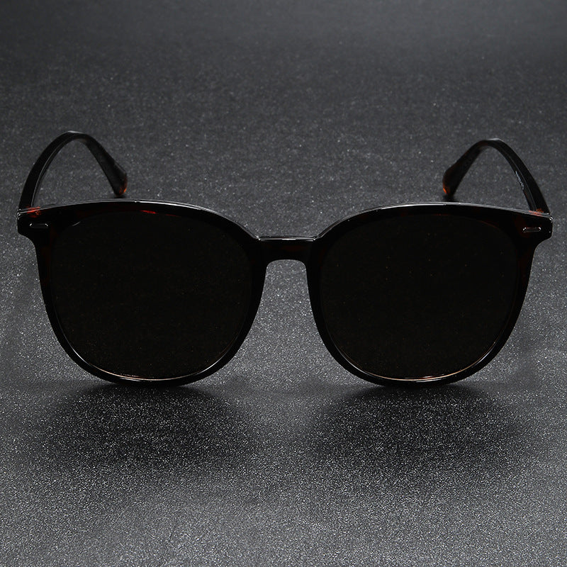 Women's fashionable sunglasses in a unique design with UV protection Bowlift