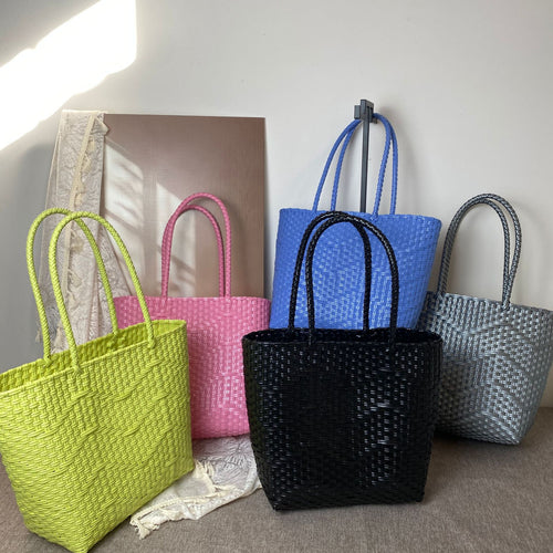 Hand-knotted tote bag with modern wave pattern Bowlift