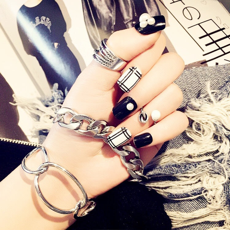 Artificial nails in modern check pattern Bowlift
