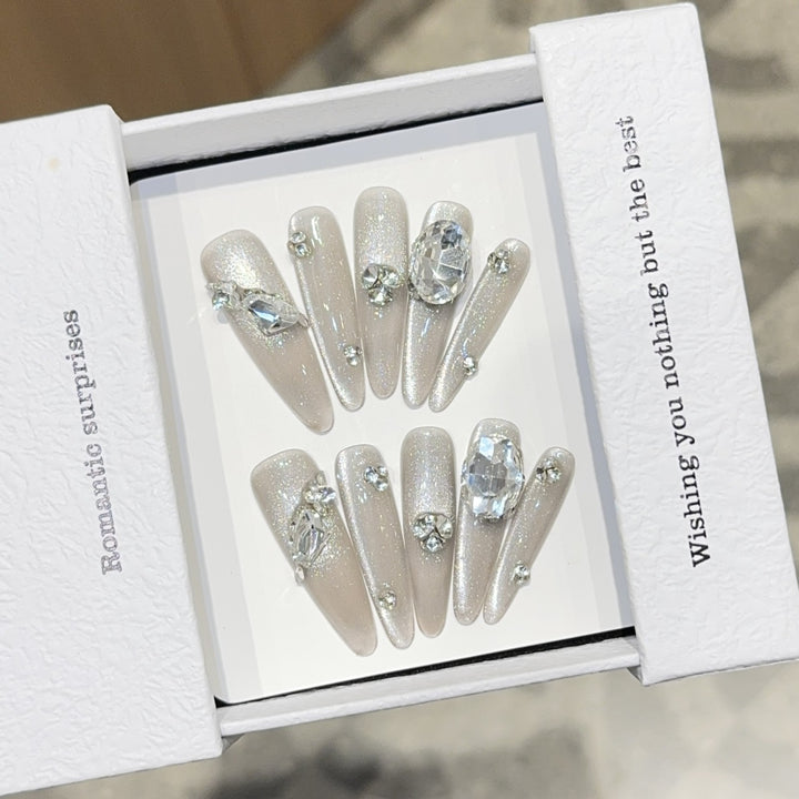 Artificial nails with Sparkling Rhinestone details Bowlift