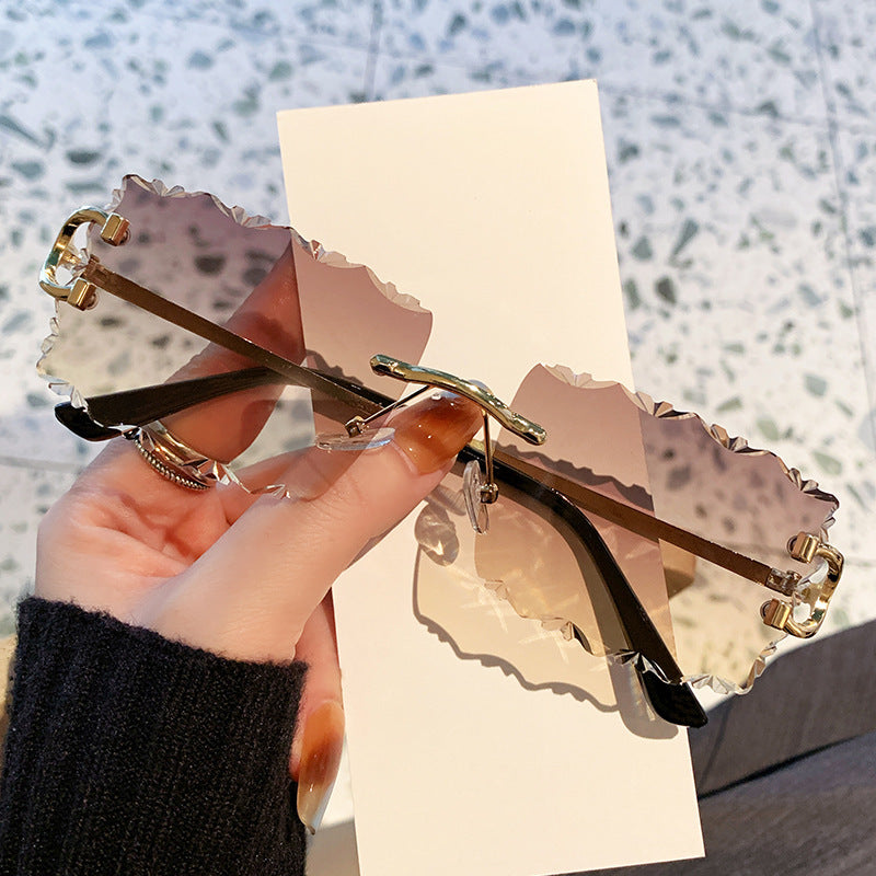 Ladies fashionable sunglasses with playful frame Bowlift