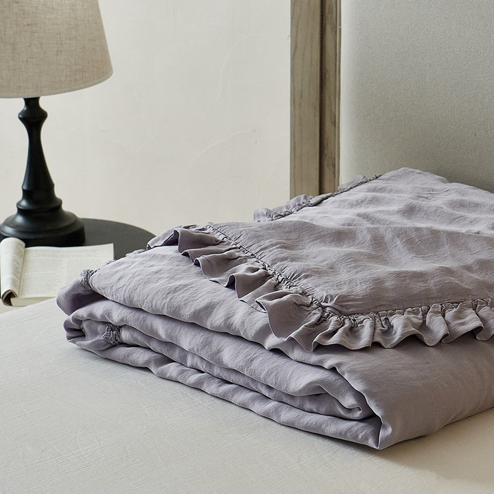 Light padded bedspread made of linen-cotton blend with gathered ruffle