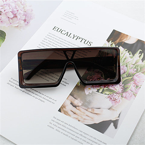 Women's Oversized Sunglasses in Avant-Garde Design Bowlift