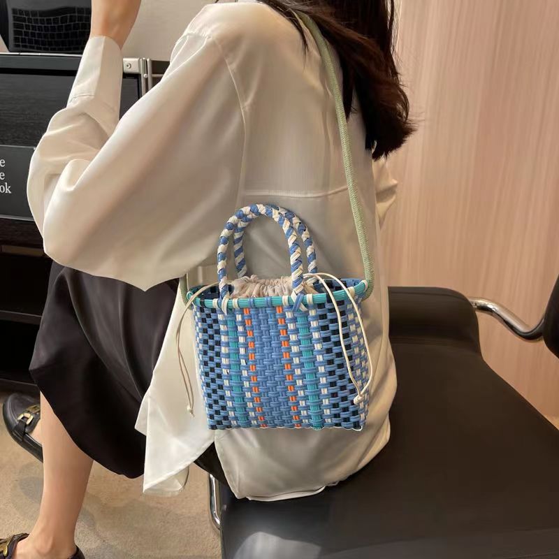 Playful handbag made of braided materials Bowlift