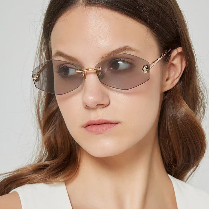 Women's geometric sunglasses in modern design with elegant metal frame Bowlift