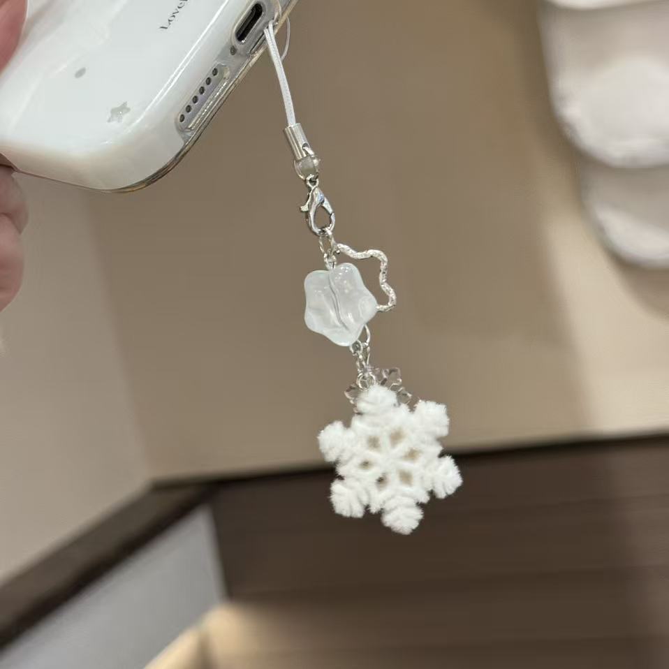 Winter-Themed Mobile Phone Charm Bowlift