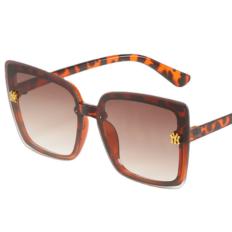 Ladies stylish square sunglasses with elegant details Bowlift