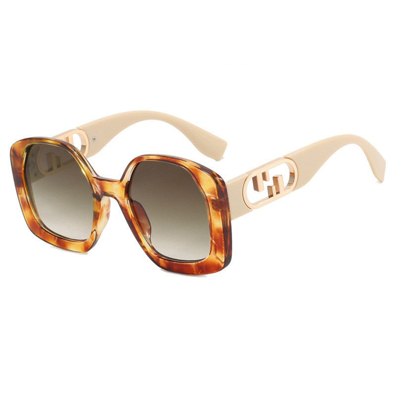 Women oversized sunglasses with extravagant geometric frame and elegant accents Bowlift