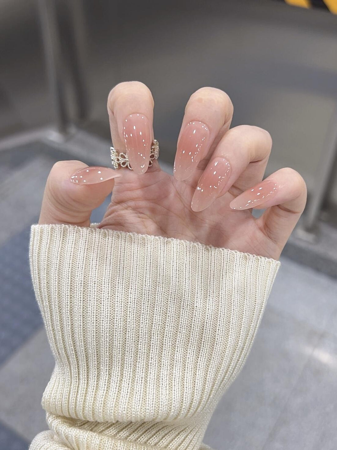 Artificial nails with elegant glitter effect Bowlift