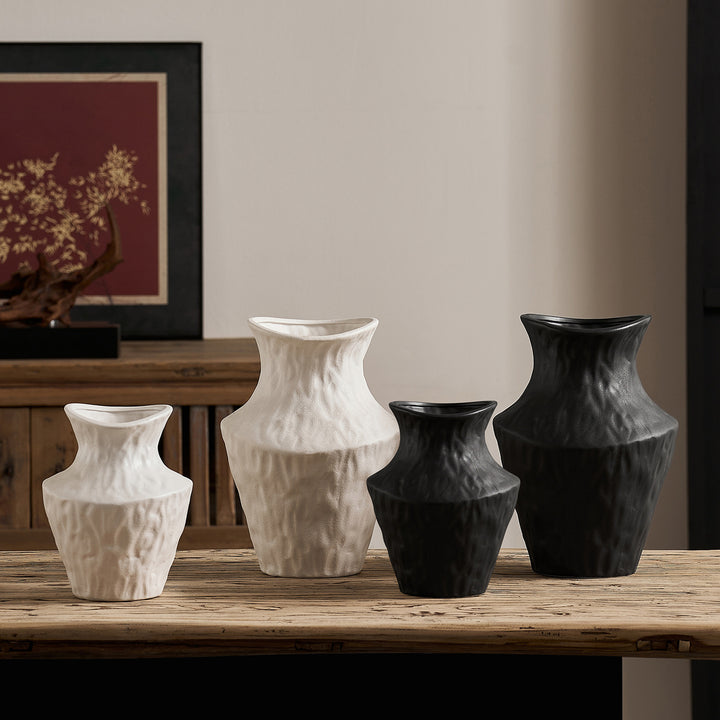 Curved ceramic vase Bowlift