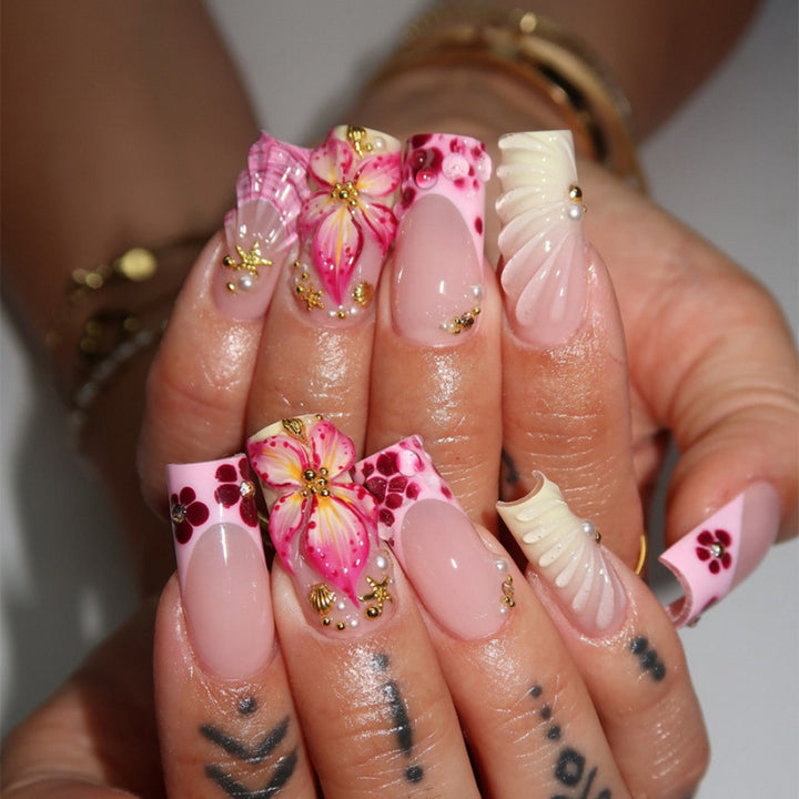 Elegant Artificial Nail Tips with Gold Accents Bowlift