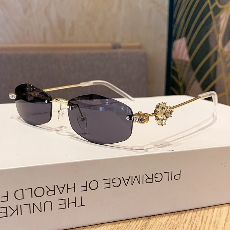 Fashionable sunglasses with luxurious golden accents Bowlift