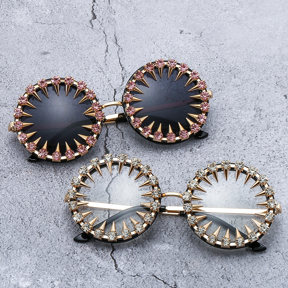 Women’s creative and eye-catching sunglasses with spikes and rhinestone details Bowlift