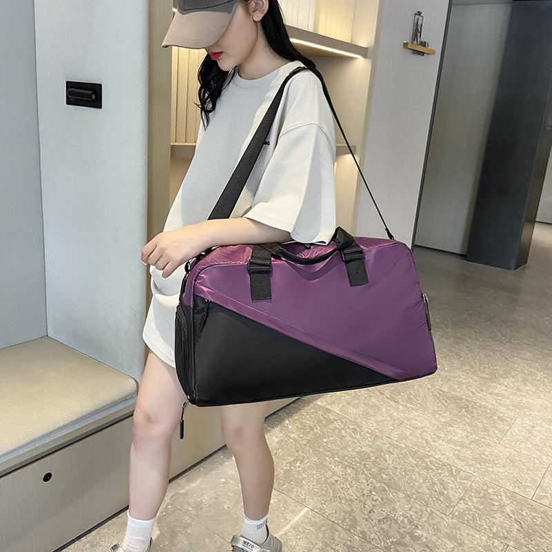 Sporty travel bag with adjustable shoulder strap and practical organizer compartments Bowlift