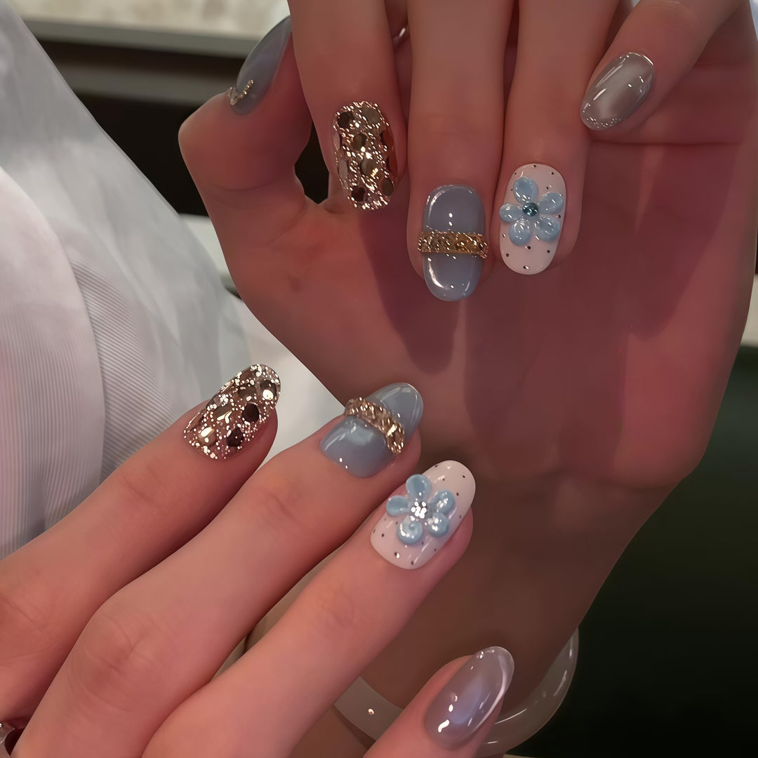 Artificial nails with luxurious glitter details and floral accents Bowlift