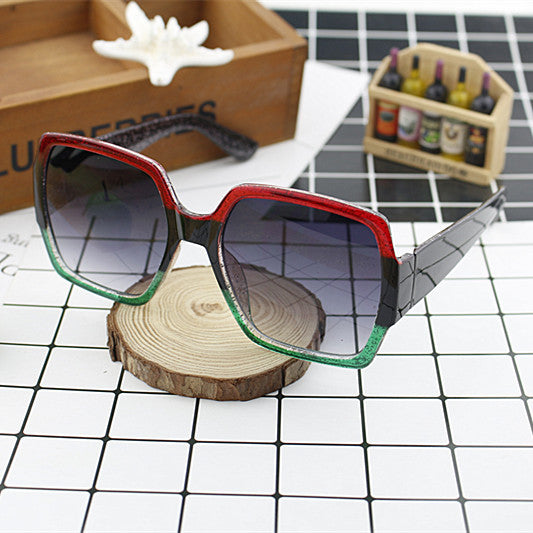 Ladies extravagant square sunglasses with unique design Bowlift
