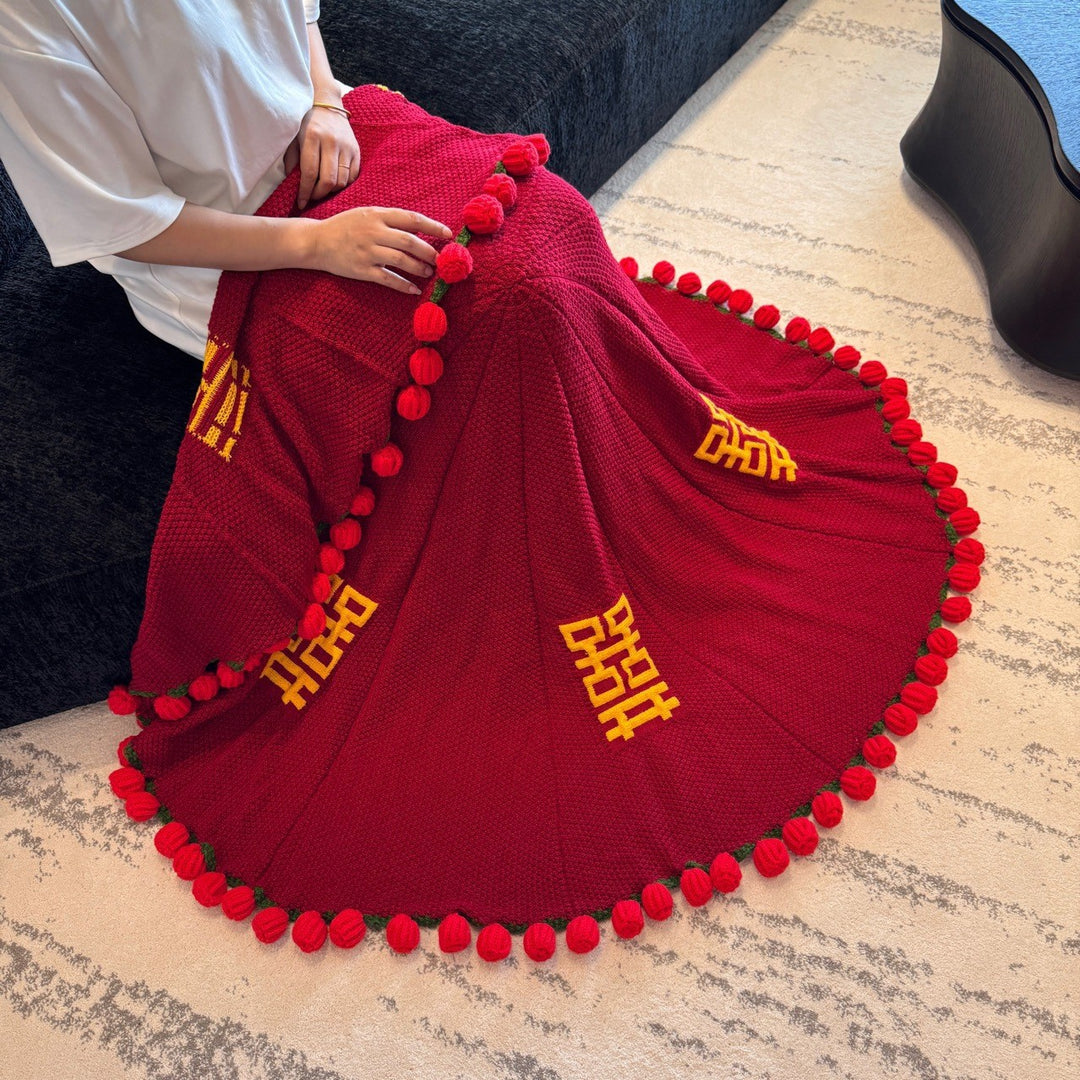 Snuggle blanket with decorative pompom fringes Bowlift