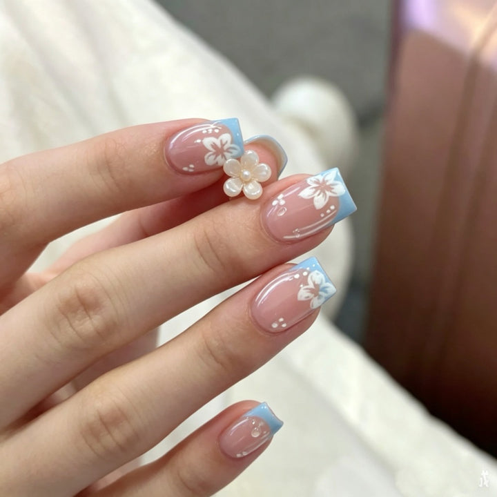 Artificial nails with floral accents Bowlift