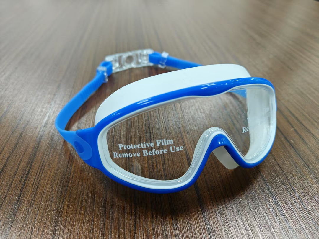 Swimming mask with adjustable comfort and clear field of vision Bowlift