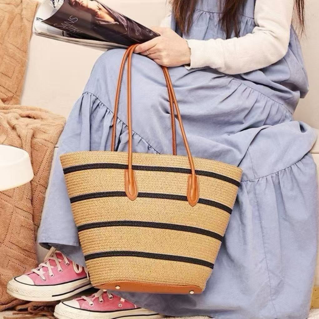 Sleek beach bag with matching sun hat Bowlift