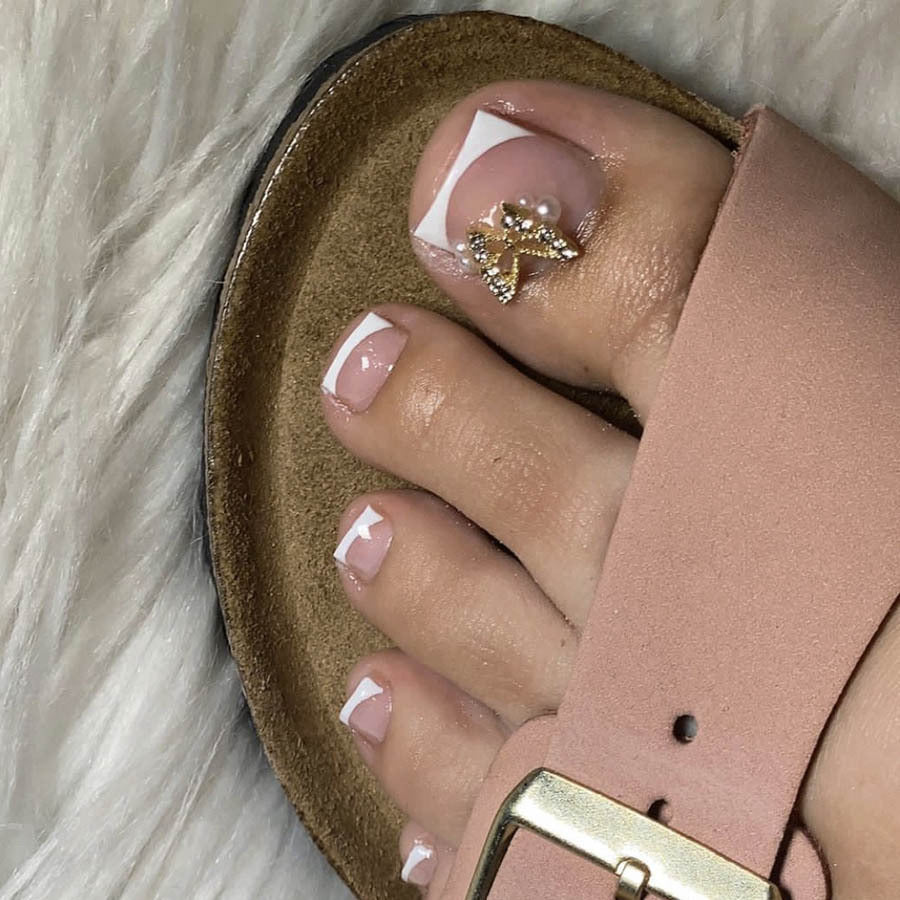 Luxurious foot sandals with delicate accents Bowlift